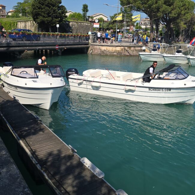 barca-per-gite-turistiche-mare-lago-trasporto-passeggeri